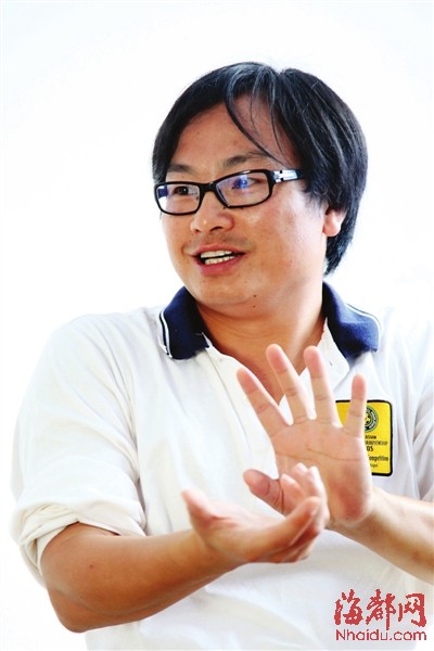 校門前的菜地上,，孩子們?yōu)椤白粤舻亍辈迳蠘酥疚? style=