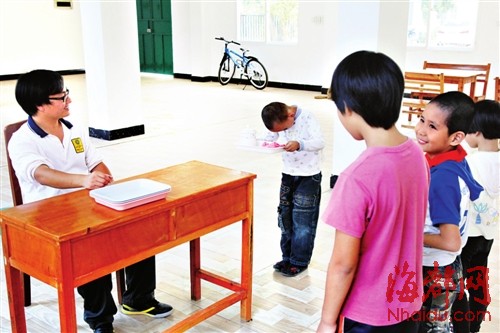 孩子們練習給校長敬茶