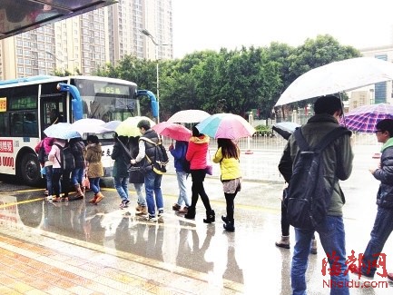 公交站臺積滿雨水　市民和學(xué)生仍有序上車獲贊　