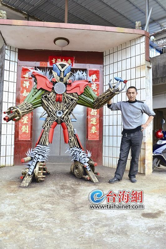 兩噸廢鐵整出個變形金剛　制作者原是個下崗工人