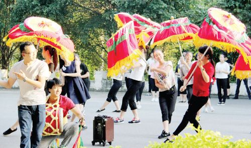 漳州民間特色舞蹈“大鼓涼傘”將登上青運(yùn)開幕式