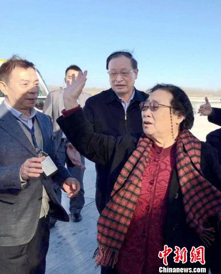 屠呦呦已啟程領(lǐng)諾貝爾獎　首部傳記開始預售(圖)