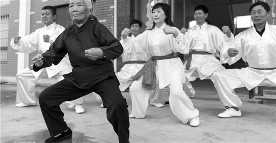 “功夫奶奶”習(xí)武九十年：數(shù)十年沒去過醫(yī)院(圖)
