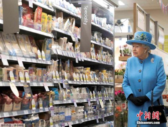 白金漢宮電話接不完 女王聘接線員年薪超2萬(wàn)英鎊