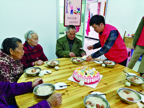 志愿者們送祝福 百歲壽星樂開花