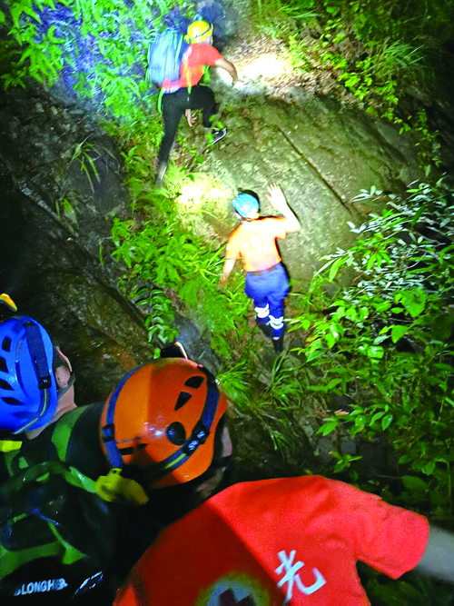 驢友雨夜被困 救援隊緊急營救