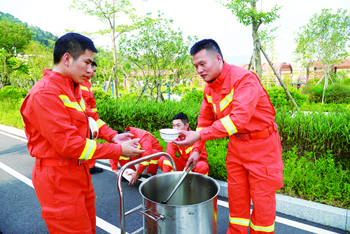 致敬,！那些高溫下的堅(jiān)守！