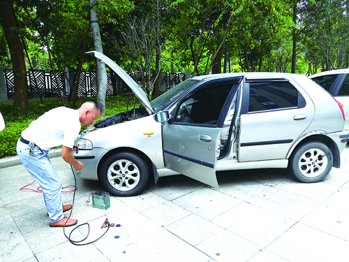 這輛“僵尸車”  終于挪走了,！