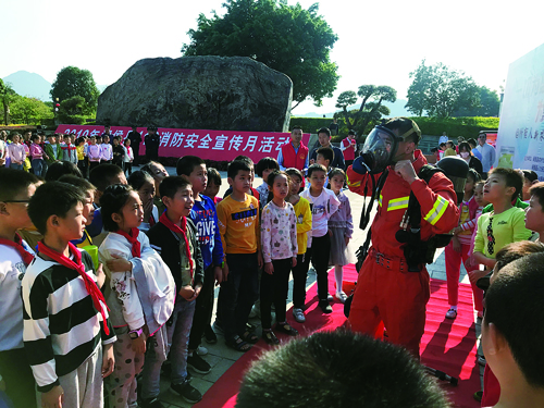 我縣啟動119宣傳月活動 市民“打卡”學(xué)消防