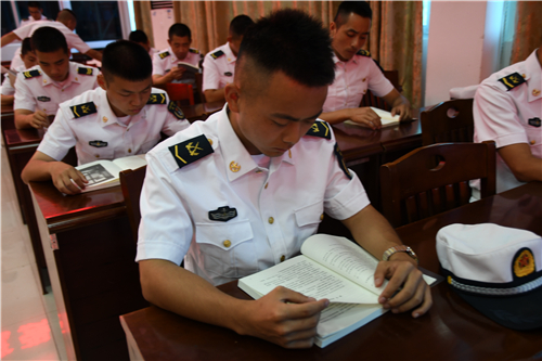 獻(xiàn)禮建軍節(jié) 送書(shū)進(jìn)軍營(yíng)