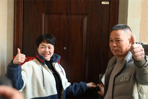 迎新年,，住新房！他們喜圓安居夢(mèng),！
