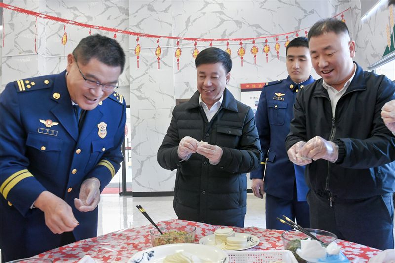 縣委書記,、縣長與消防救援人員共度新春