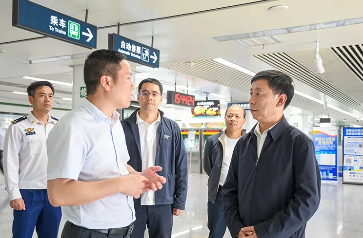 縣委書記檢查節(jié)日安全生產(chǎn)、保供給工作