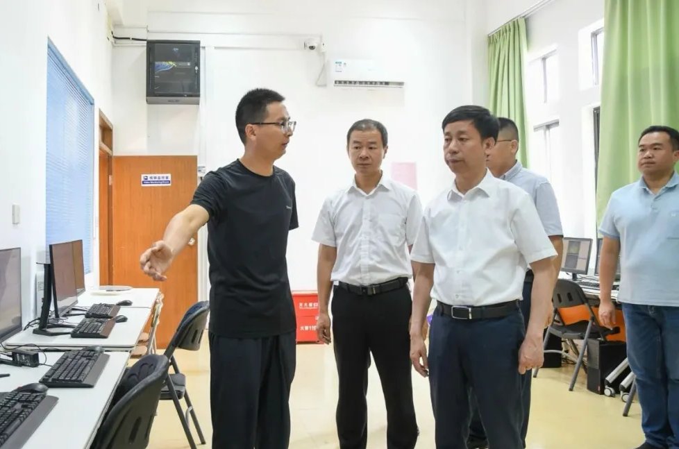 縣委書記檢查高考準備工作