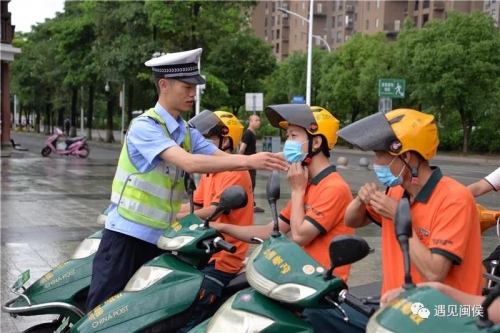 這么多騎手小哥哥在閩都民俗園門口集合,，原來是為了做好這件事