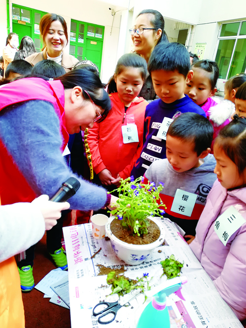 園藝志愿者為孩子們做盆栽種植示范2.jpg