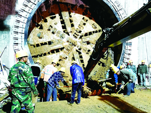 盾構(gòu)機刀盤露出洞口,，1 (1)2.jpg
