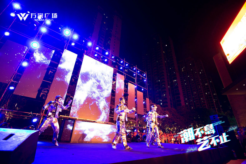 8. ▲（萬(wàn)家廣場(chǎng)燈光音樂(lè)節(jié)是閩侯“夜色經(jīng)濟(jì)”的一個(gè)縮影）.jpg