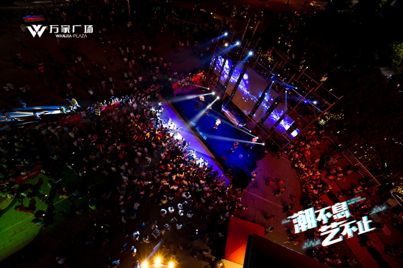 9. ▲（萬(wàn)家廣場(chǎng)燈光音樂(lè)節(jié)是閩侯“夜色經(jīng)濟(jì)”的一個(gè)縮影）.jpg