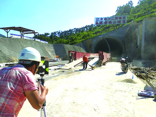 施工隊對楊梅山隧道復雜地貌進行實時監(jiān)控,。.jpg