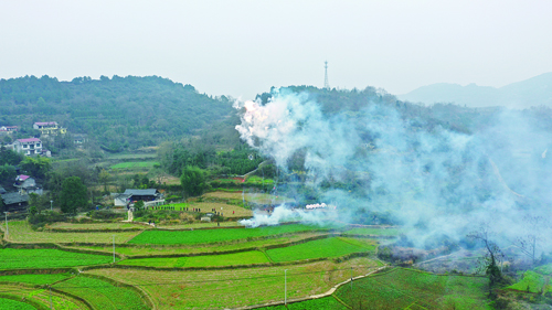 當(dāng)?shù)卮逦谜鸲@的煙花祭奠從這個(gè)小山村走出的英雄DJI_0227.jpg