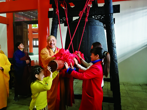 雪峰寺“撞鐘祈?！被顒?dòng)環(huán)節(jié),，讓游客感受深刻,。.jpg