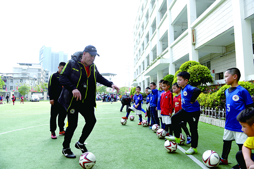 烏拉圭足球外教OSCAR向紅峰小學足球隊傳授足球技術(shù),。 (1).jpg